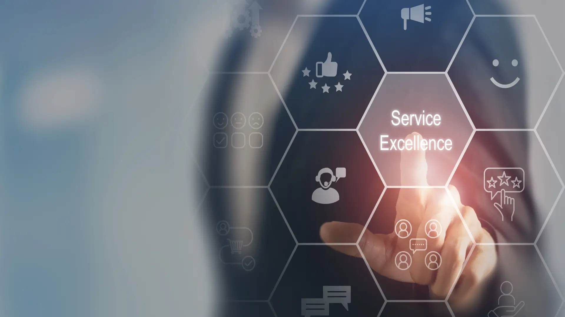 Main d’un professionnel appuyant sur l’icône Service Excellence, entourée d’icônes de satisfaction client et d’avis Google, illustrant l’importance de la gestion des avis Google pour la réputation en ligne